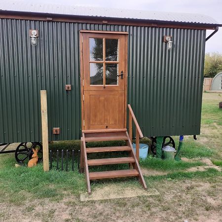 Glamping In Wiltshire In Our Luxury Shepherds Hut Chippenham  Exterior foto