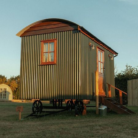 Glamping In Wiltshire In Our Luxury Shepherds Hut Chippenham  Exterior foto