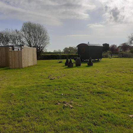 Glamping In Wiltshire In Our Luxury Shepherds Hut Chippenham  Exterior foto