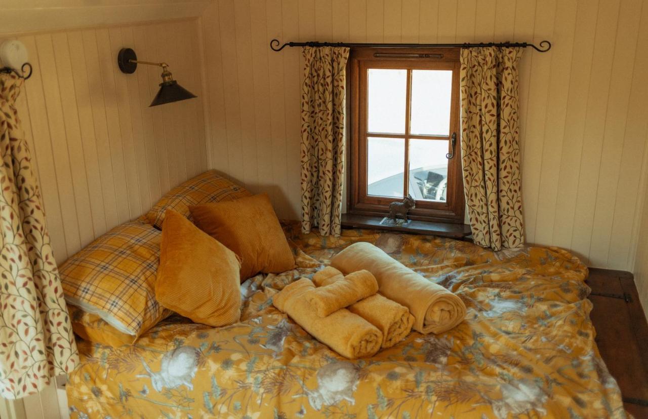 Glamping In Wiltshire In Our Luxury Shepherds Hut Chippenham  Exterior foto