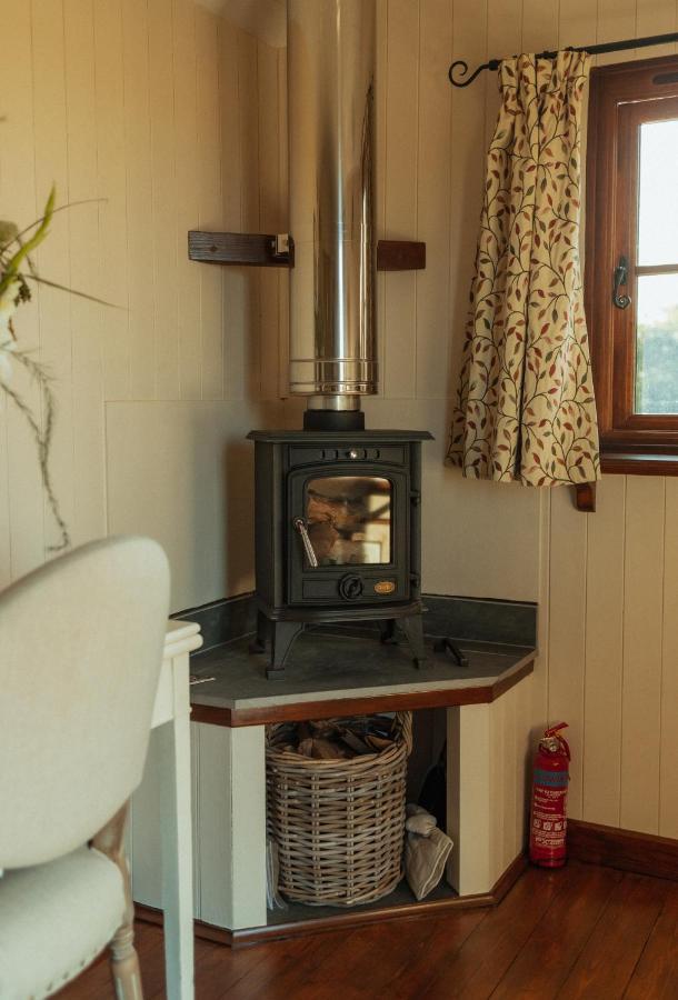Glamping In Wiltshire In Our Luxury Shepherds Hut Chippenham  Exterior foto