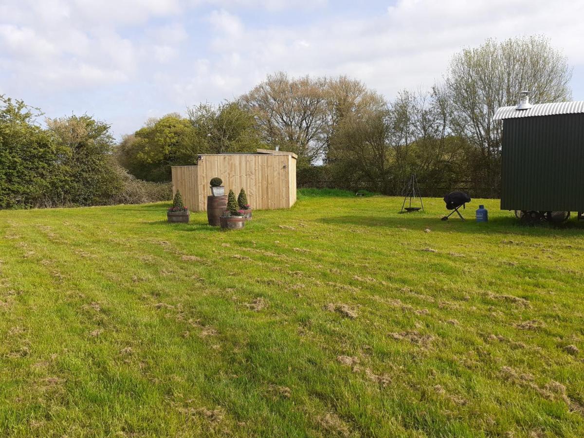 Glamping In Wiltshire In Our Luxury Shepherds Hut Chippenham  Exterior foto